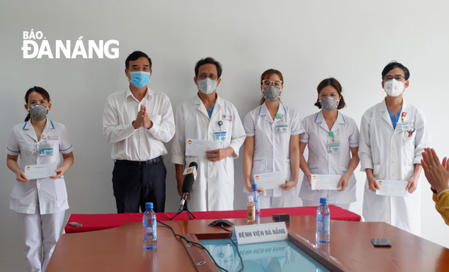 Phó Chủ tịch UBND thành phố Lê Trung Chinh tặng 180 triệu đồng cho 45 nhân viên y tế trực tiếp điều trị bệnh nhân. Ảnh: PHAN CHUNG