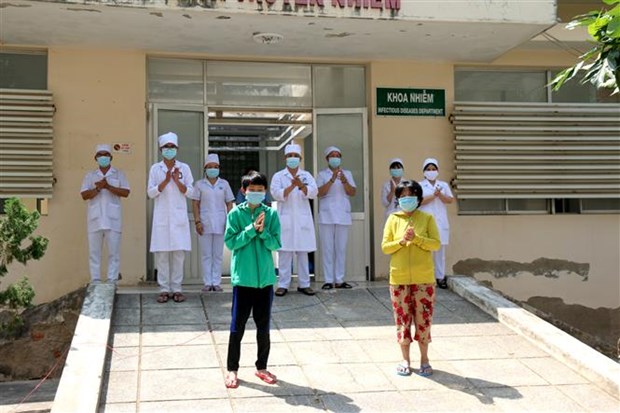 Two COVID-19 patients in Binh Thuan province are discharged from the hospital (Photo: VNA)