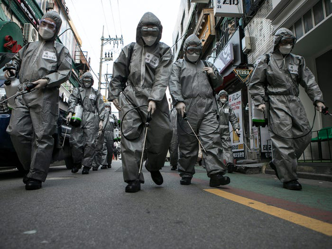 Các thành viên quân đội Hàn Quốc khử trùng tại Seoul, khi virus Corona lây lan, vào ngày 4-3-2020.
