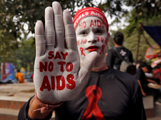 Một người đàn ông trong chiến dịch nâng cao nhận thức về HIV/AIDS một ngày trước Ngày Thế giới phòng chống AIDS ở Kolkata, Ấn Độ. 