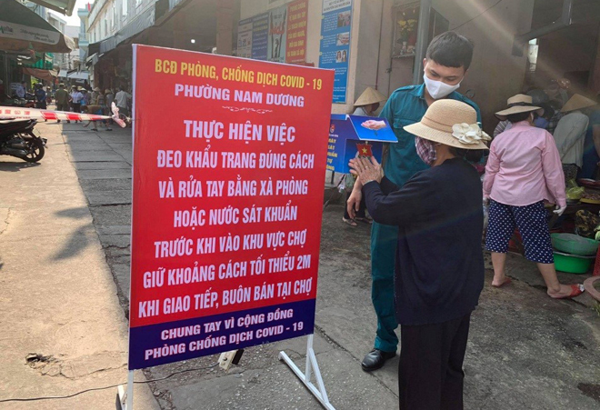  Đoàn viên, thanh niên phường Nam Dương trang bị máy rửa tay sát khuẩn tự động tại chợ Nam Dương. (Ảnh từ facebook nhân vật)