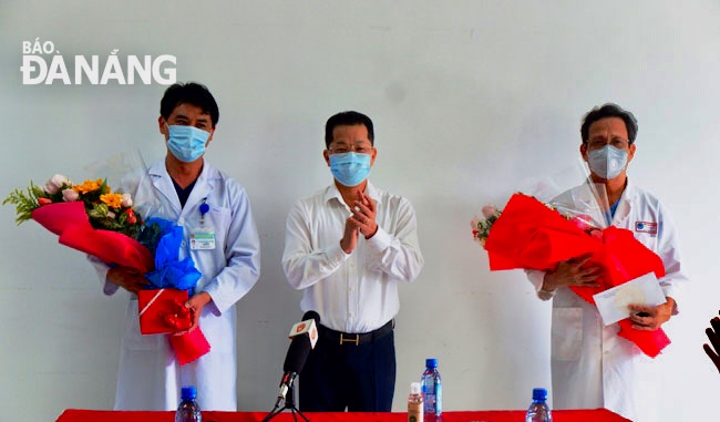 Đồng chí Nguyễn Văn Quảng, Phó Bí thư Thường trực Thành ủy thăm, chúc mừng và ghi nhận nỗ lực của tập thể Bệnh viện Đà Nẵng trong công tác điều trị bệnh nhân nhiễm SARS-CoV-2. Ảnh: PHAN CHUNG