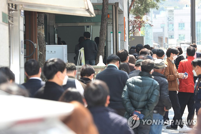 Hàn Quốc là quốc gia đầu tiên tổ chức tổng tuyển cử giữa mùa dịch Covid-19. Ảnh: Yonhap