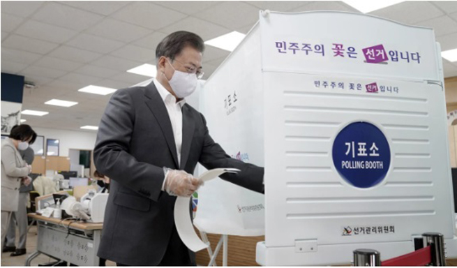 Tổng thống Moon Jae-in xuất hiện tại điểm bỏ phiếu. Ảnh: Reuters