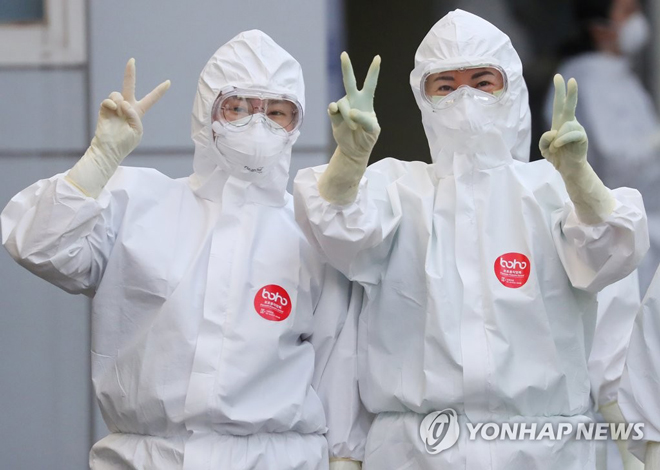 Các nhân viên y tế tại một bệnh viện ở Daegu ngày 10-4.  Ảnh: Yonhap