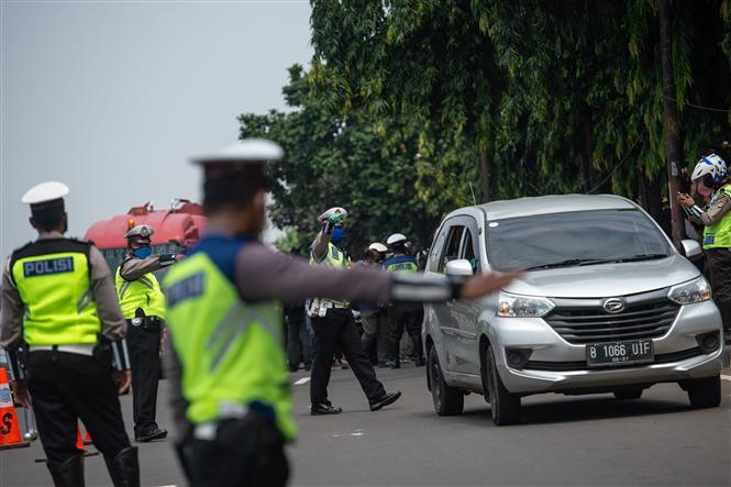 Cảnh sát Indonesia tại một chốt kiểm soát ở Jakarta, ngày 10/4/2020. Ảnh: THX/TTXVN