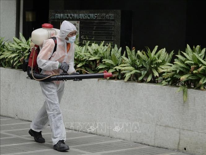 Phun thuốc khử trùng nhằm ngăn chặn COVID-19 tại Hong Kong, Trung Quốc ngày 11/3. Ảnh: THX/TTXVN