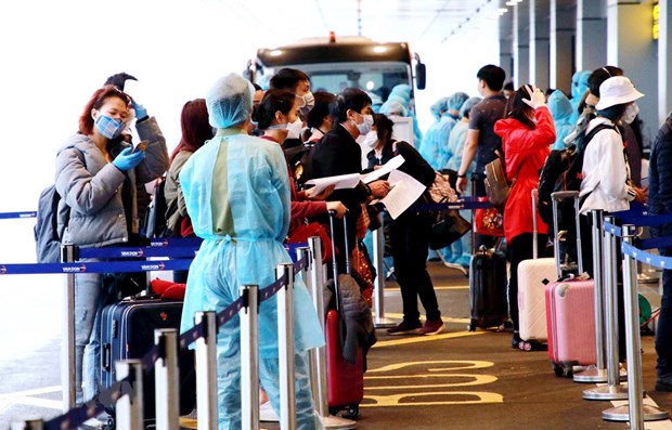 Công dân Việt Nam từ Frankurt (Đức) trở về nước làm thủ tục tại Sân bay Vân Đồn. (Nguồn: TTXVN)