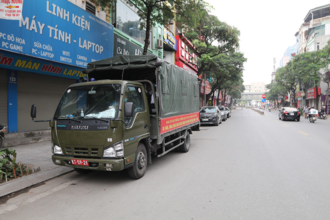 Xe chuyên dụng đưa bệnh nhân đến Bệnh viện Bạch Mai.