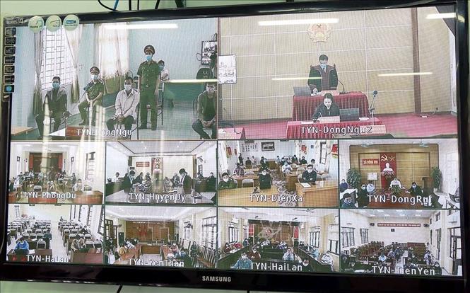 Phiên toà được xử lưu động và truyền hình trực tuyến đến 13 điểm cầu tại các xã, thị trấn của huyện Tiên Yên, Quảng Ninh. Ảnh: TTXVN phát