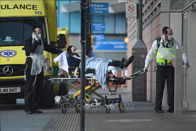 Bệnh nhân nhiễm COVID-19 ở London, Anh ngày 29/3. Ảnh: AFP/TTXVN