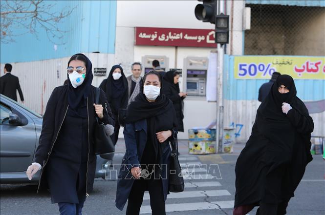 Người dân đeo khẩu trang phòng lây nhiễm COVID-19 tại Tehran, Iran ngày 2/3. Ảnh: AFP/TTXVN