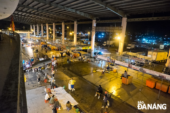According to estimates by the Management Board of the Tho Quang Fishing Wharf and Port, the market has welcomed a daily average of about 2,000 visits in recent weeks since the coronavirus outbreak started, down 50% compared with normal days.