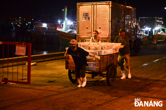 Crew members of offshore fishing vessels from Da Nang and other central regional localities berthing bumper-to-bumper at the Tho Quang Fishing wharf will have their temperature measured and must fill in health declaration forms before entering the Tho Quang Seafood Wholesale Market.