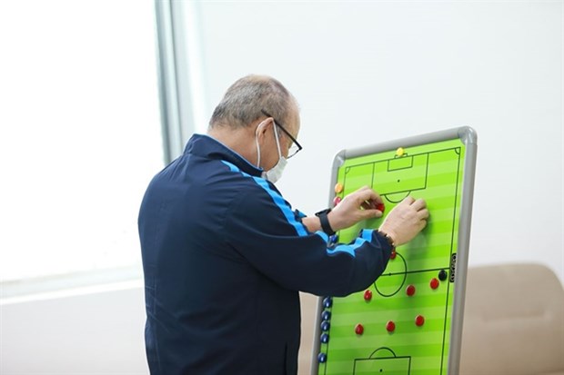 Coach Park Hang-seo looks at new tactics for the Vietnam team. (Photo VFF)