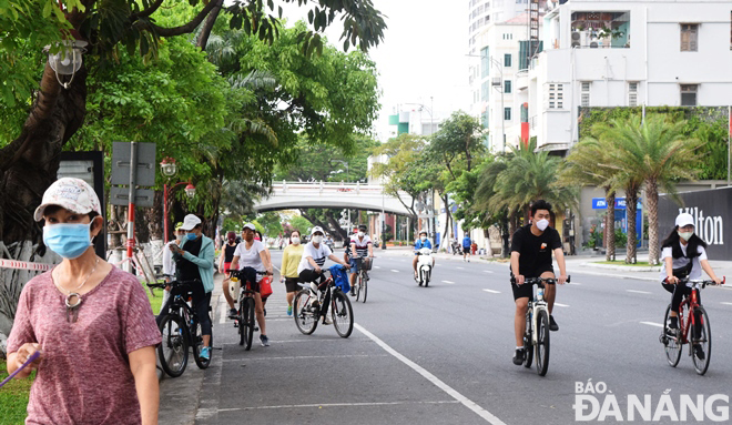 Nhiều người đi bộ, đi xe đạp tập thể dục trên đường Bạch Đằng (ảnh chụp lúc 6 giờ 30 sáng 12-4). Ảnh: HOÀNG HIỆP