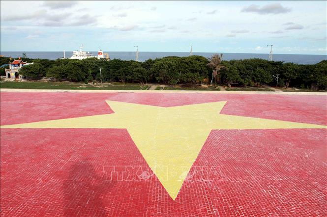 Lá cờ Tổ quốc làm từ gốm trên nóc nhà văn hóa đảo Trường Sa Lớn. Ảnh: Nguyễn Thủy/TTXVN