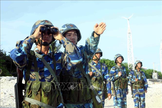 Lực lượng hải quân đánh bộ bảo vệ đảo Trường Sa thường xuyên nâng cao cảnh giác, ngày đêm tuần tra bảo vệ chủ quyền biển, đảo thiêng liêng của Tổ quốc. Ảnh: Minh Đức/TTXVN