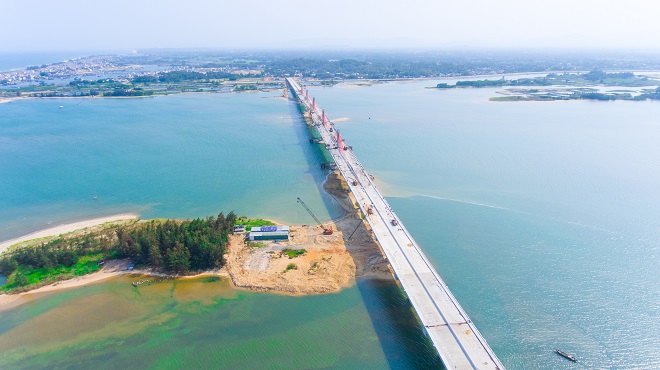 Đầu năm 2020, UBND tỉnh Quảng Ngãi đã ký hàng loạt quyết định  xây dựng cơ sở hạ tầng, chỉnh trang đô thị, thực hiện mục tiêu phát triển kinh tế trong giai đoạn mới.