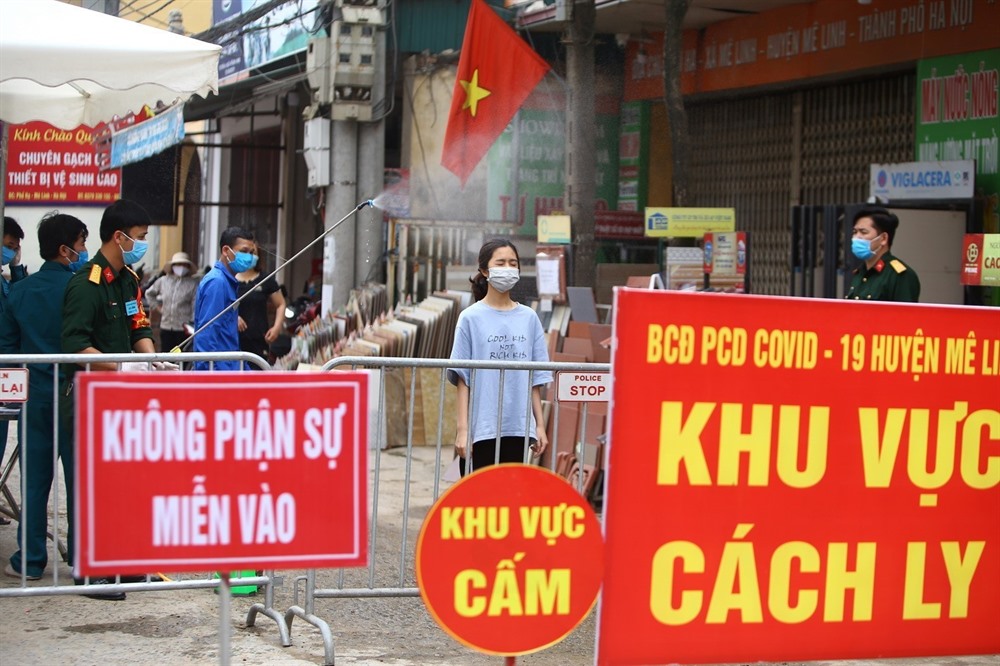 Barriers have been erected to quarantine more than 11,000 people in Ha Loi Village in Ha Noi where 10 people have tested positive for Covid-19.