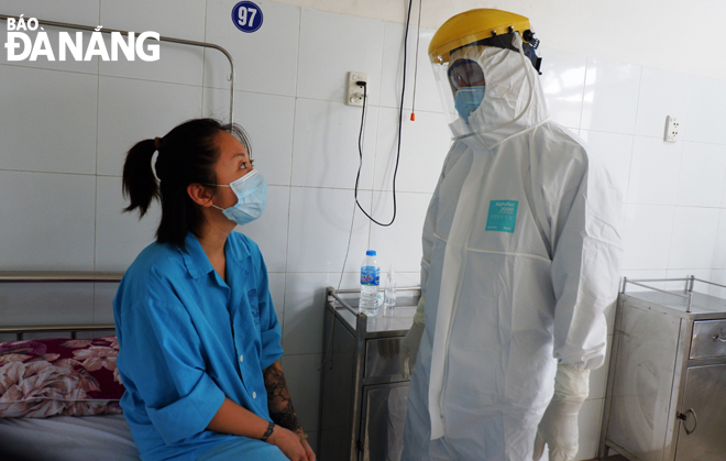 Bệnh nhân nhiễm SARS-CoV-2 được các bác sĩ Bệnh viện Đà Nẵng chăm sóc tận tình, chu đáo. 						   Ảnh: PHAN CHUNG