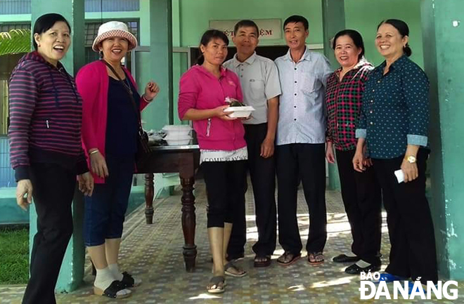 Chi bộ 13 (phường Hòa Thọ Tây) tổ chức tặng cơm tình thương tại Bệnh viện Đa khoa Cẩm Lệ. 		               Ảnh: LÊ VĂN THƠM