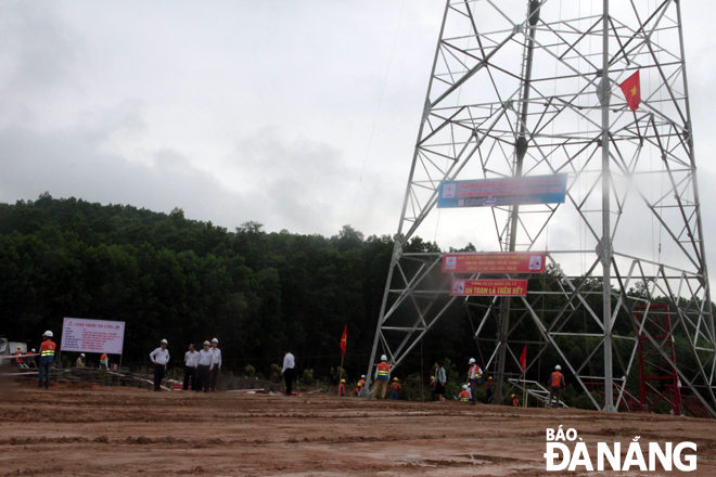 Trong tổng số 70 vị trí xây dựng móng trụ của dự án đường dây 500 kV mạch 3 qua địa bàn huyện Hòa Vang, hiện có 40 vị trí đã được bàn giao cho đơn vị thi công. TRONG ẢNH: Đơn vị thi công tiến hành xây dựng móng trụ tại xã Hòa Phú. 		  Ảnh: TRỌNG HÙNG