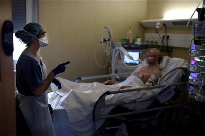 Nhân viên y tế điều trị cho bệnh nhân mắc COVID-19 tại một bệnh viện ở Paris, Pháp ngày 7/4/2020. Ảnh: AFP/TTXVN