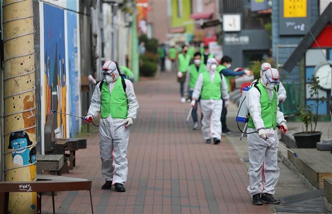 Nhân viên y tế phun khử trùng đường phố nhằm ngăn chặn sự lây lan của dịch COVID-19 tại Daegu, Hàn Quốc ngày 11/4/2020. Ảnh: Yonhap/TTXVN