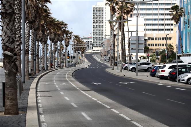 Cảnh vắng vẻ trên đường phố tại Tel Aviv, Israel ngày 28/3/2020 trong bối cảnh dịch COVID-19 lan rộng. Ảnh: THX/TTXVN