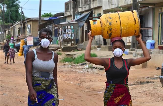 Người dân đeo khẩu trang nhằm ngăn chặn sự lây lan của dịch COVID-19 tại Abidjan, Cote d'Ivoire ngày 25/3/2020. Ảnh: AFP/TTXVN