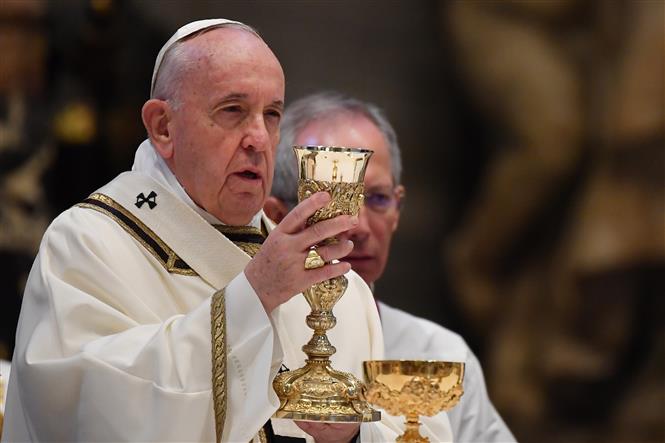 Giáo hoàng Francis cử hành thánh lễ Phục sinh qua livestream tại Vương cung thánh đường Thánh Peter ở Vatican ngày 12/4/2020. Ảnh: AFP/TTXVN