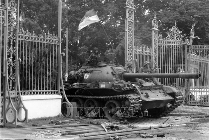 Xe tăng Quân giải phóng tiến vào Dinh Độc Lập, trưa 30/4/1975. Ảnh: Trần Mai Hưởng/TTXVN.