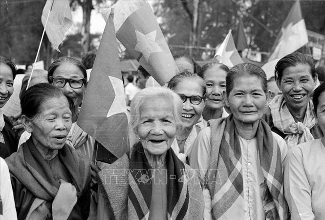 Niềm vui hiện rõ trên gương mặt người dân Sài Gòn trong ngày giải phóng 30/4/1975. Ảnh: TTXVN