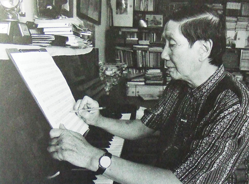 Nhạc sĩ Phạm Tuyên sáng tác trong căn hộ nhỏ giữa lòng Hà Nội. Ảnh:TTXVN.