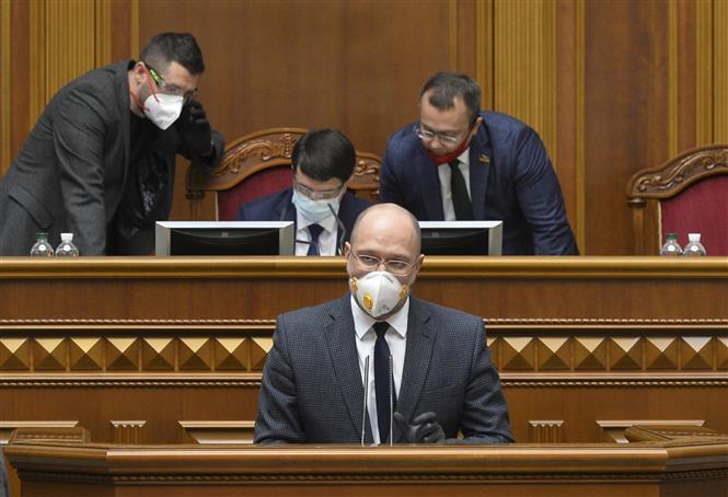 Thủ tướng Ukraine Denys Shmyhal phát biểu tại phiên họp khẩn của Quốc hội về ảnh hưởng của dịch COVID-19 ngày 30/3/2020. Ảnh: AFP/TTXVN