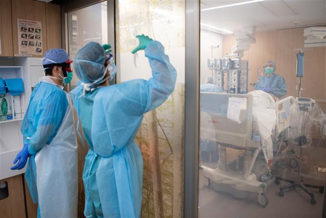 Nhân viên y tế làm việc tại khu cách ly dành cho bệnh nhân COVID-19 ở bệnh viện Barcelona, Tây Ban Nha ngày 9/4/2020. Ảnh: THX/TTXVN