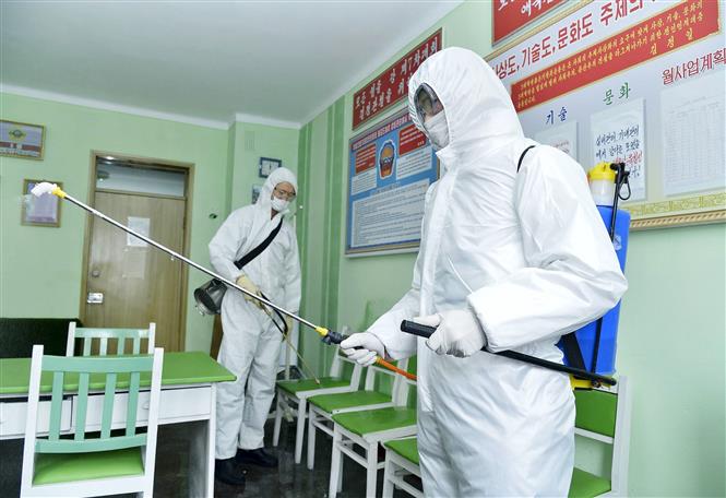 Nhân viên phun thuốc khử trùng phòng lây nhiễm COVID-19 tại Bình Nhưỡng, Triều Tiên, ngày 1/4/2020. Ảnh: YONHAP/TTXVN