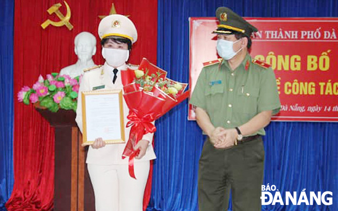 Thiếu tướng Vũ Xuân Viên trao quyết định của Bộ trưởng Bộ Công an về bổ nhiệm Trưởng Công an quận cho Thượng tá Nguyễn Thị Bích Lân.        Ảnh: NGỌC PHÚ