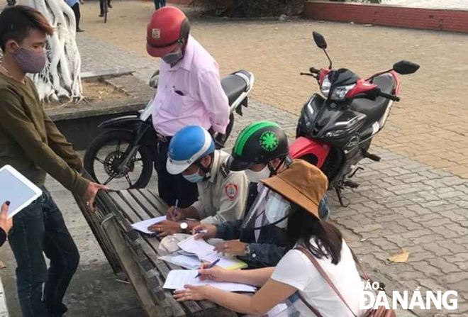 Lực lượng chức năng phường An Hải Bắc (quận Sơn Trà) xử lý người dân vi phạm không mang khẩu trang nơi công cộng. 						Ảnh: TRỌNG HUY