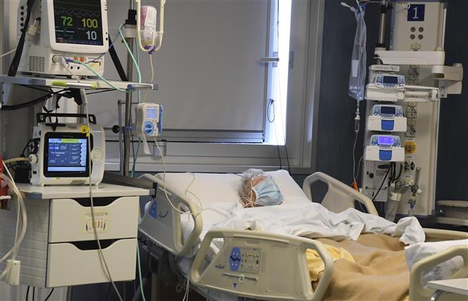 Bệnh nhân mắc Covid-19 được điều trị tại một bệnh viện ở Rome, Italy ngày 9-4-2020. Ảnh: THX-TTXVN