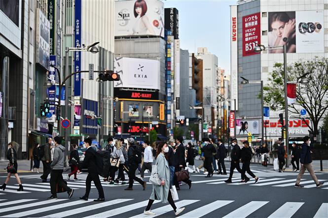 Người dân di chuyển trên đường phố tại Tokyo, Nhật Bản ngày 7-4-2020. Ảnh: AFP-TTXVN