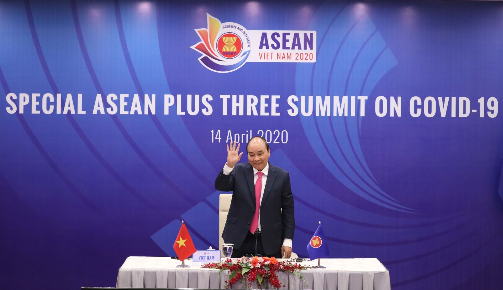 Thủ tướng Nguyễn Xuân Phúc, Chủ tịch ASEAN 2020 chủ trì Hội nghị Cấp cao đặc biệt trực tuyến ASEAN với các đối tác Hàn Quốc, Nhật Bản và Trung Quốc (ASEAN+3) về ứng phó với dịch bệnh Covid-19. Ảnh: Thống Nhất – TTXVN