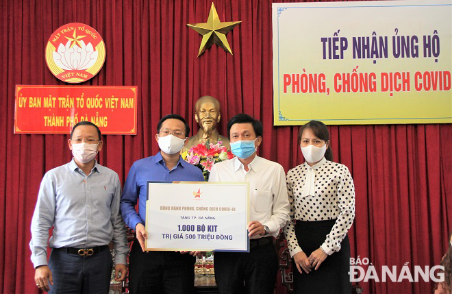 Vice Chairman of the municipal Fatherland Front Committee Tran Viet Dung (2nd, right) receiving donations from the Central Committee of the Viet Nam Young Entrepreneurs Association