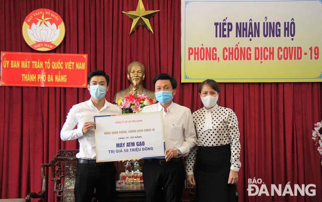 Representatives from the ‘Vu Tru Xanh’ Company and the municipal Fatherland Front Committee at the donation ceremony