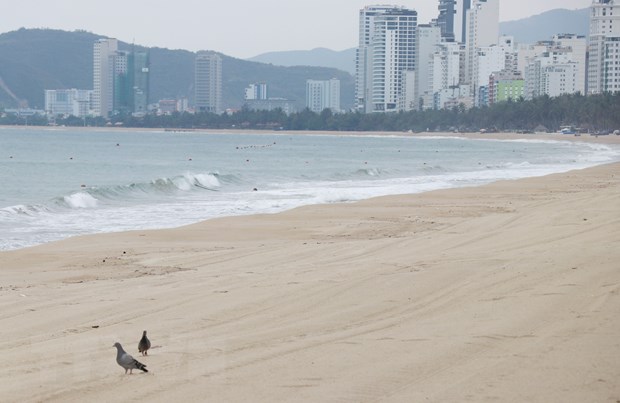 Bãi biển trung tâm Nha Trang không một bóng người trong những ngày thực hiện giãn cách xã hội. (Ảnh: Tiên Minh/TTXVN)