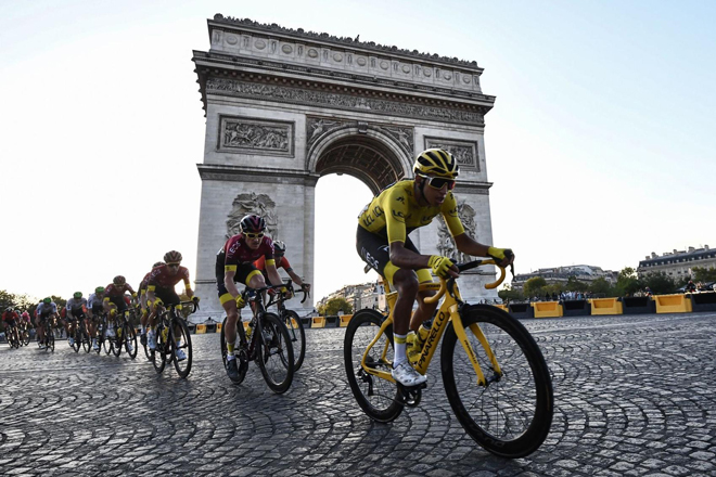 Việc phải lùi ngày thi đấu Tour de France 2020 đang gây rất nhiều khó khăn cho những nhà tổ chức. Ảnh: ANNE-CHRISTINE POUJOULAT
