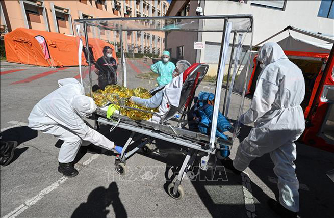 Nhân viên y tế chuyển bệnh nhân nhiễm Covid-19 tại bệnh viện ở Marseille, Pháp, ngày 14-4-2020. Ảnh: AFP/TTXVN