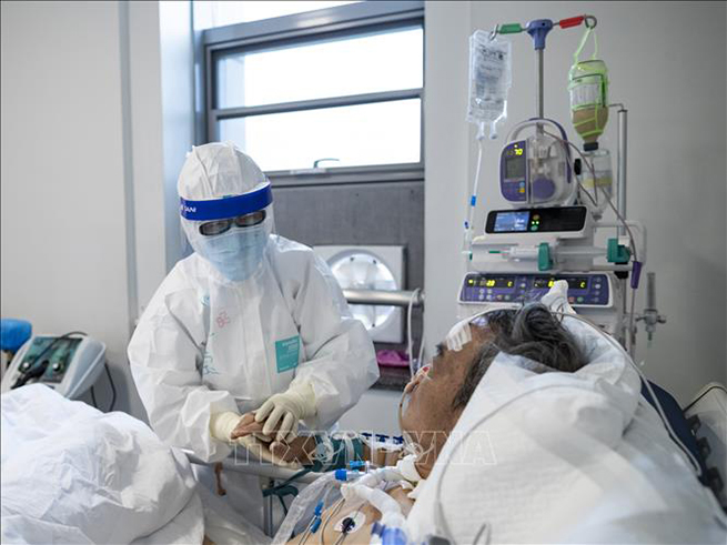 Nhân viên y tế điều trị cho bệnh nhân Covid-19 tại bệnh viện ở Vũ Hán, tỉnh Hồ Bắc, Trung Quốc ngày 11-4-2020. Ảnh: THX/ TTXVN