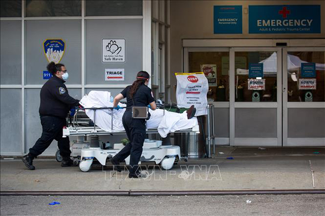 Nhân viên y tế chuyển bệnh nhân mắc Covid-19 vào một bệnh viện ở New York, Mỹ ngày 8-4-2020. Ảnh: THX/TTXVN